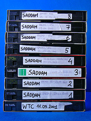 Kasety wideo z nagranymi relacjami reporterskimi z roku 2003 z inwazji wojsk USA w Iraku.