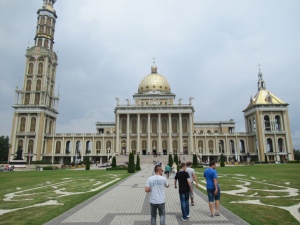 Miłośnicy 8-bitowych komputerów podziwiają Sanktuarium w Licheniu